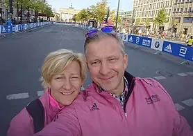 DJ Heinz mit seiner Frau auf einer Berliner Straße