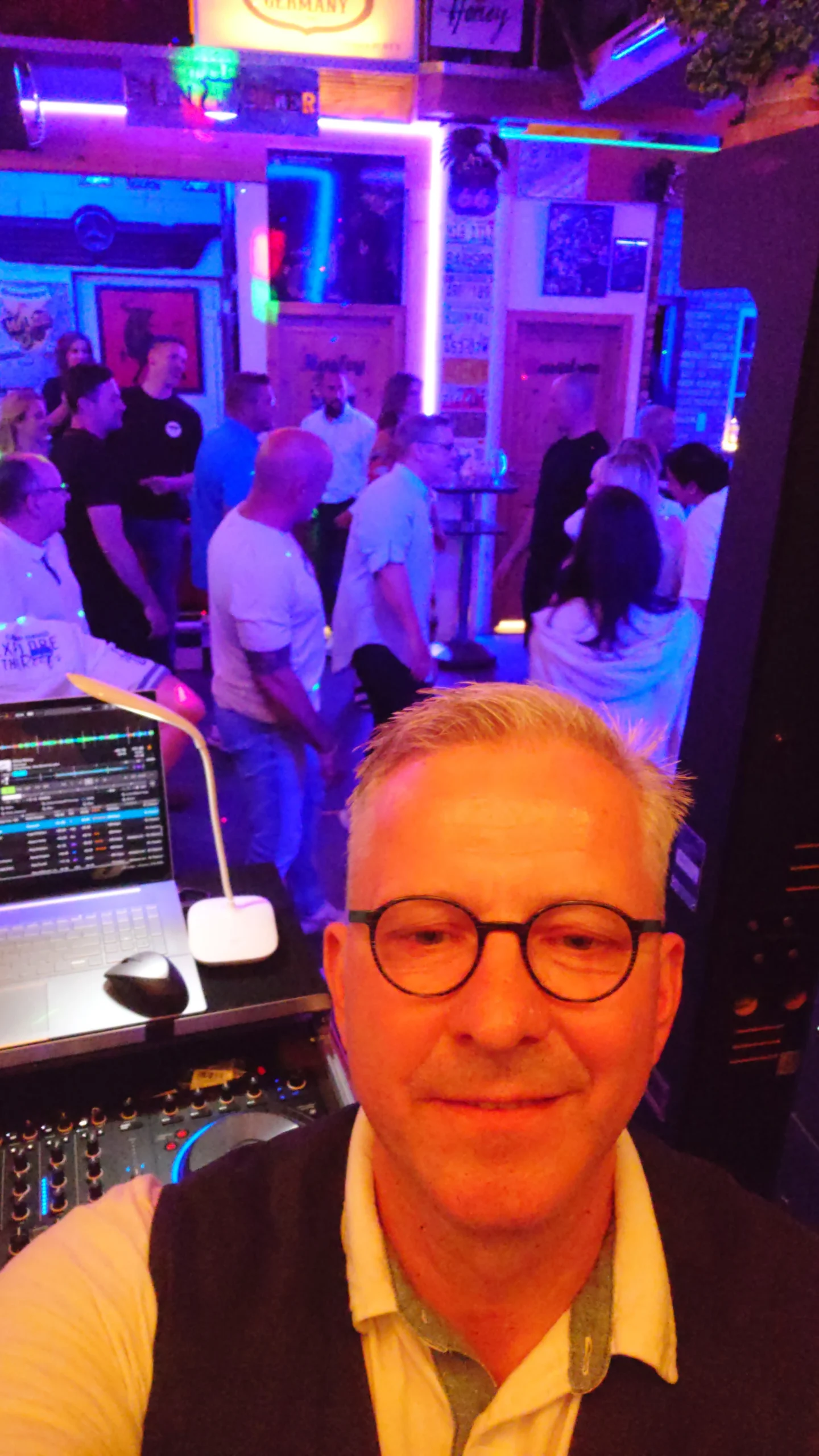 DJ Heinz am DJ-Pult mit Beleuchtung